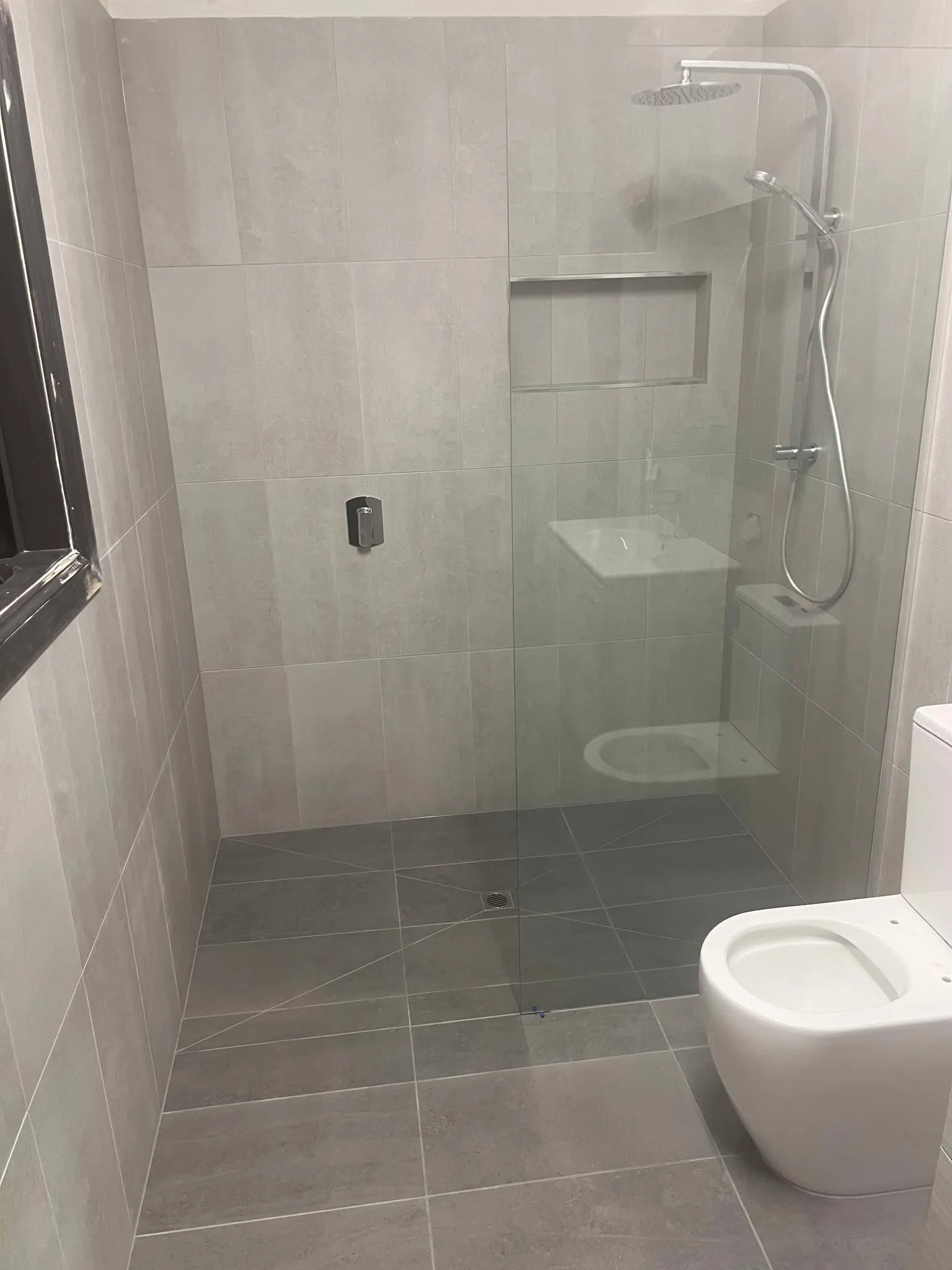 Small bathroom layouts that work in tight spaces